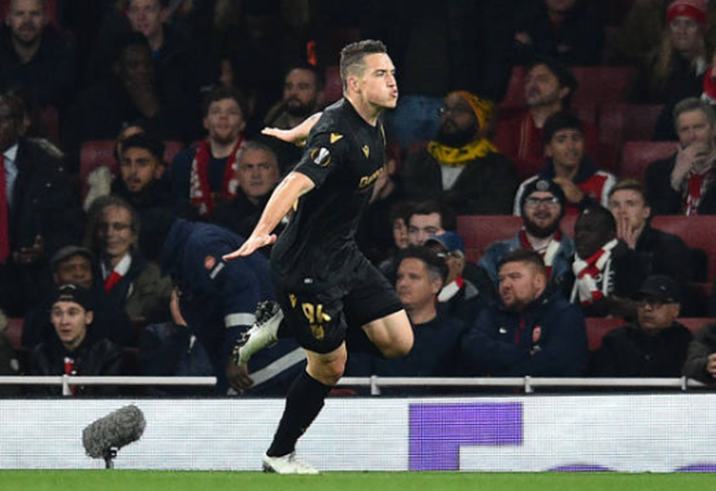 Duarte giúp Vitoria dẫn trước Arsenal 2-1 trong 45 phút đầu tiên.