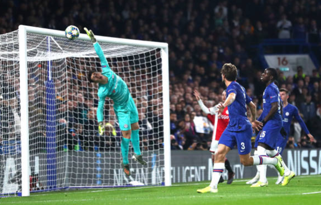 Pha bóng mà Kepa vô tình phản lưới nhà.