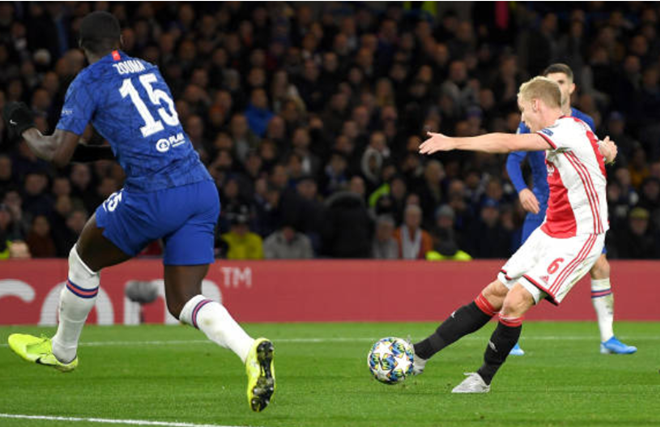 Van de Beek nâng tỷ số lên 4-1 cho Ajax.