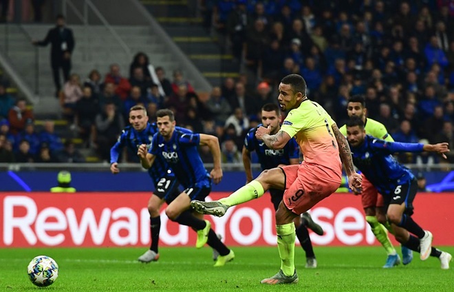 Man City đứng trước cơ hội gia tăng cách biệt. Mặc dù thế, Jesus đã bỏ lỡ cơ hội mười mươi khi anh sút ra ngoài.