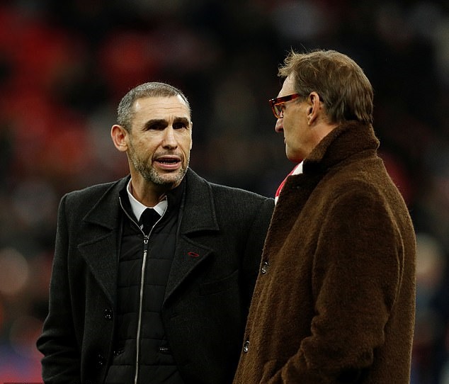 Martin Keown trò chuyện với người đồng đội cũ trong màu áo Arsenal, Tony Adams.