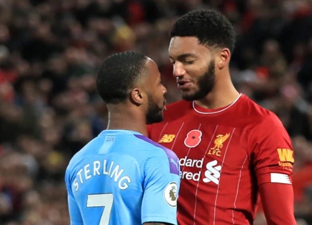 Vụ va chạm giữa Gomez và Sterling trong màu áo câu lạc bộ.