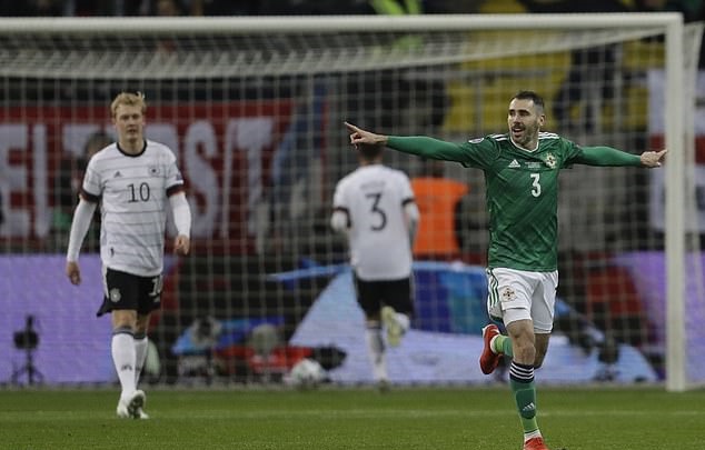 Đội tuyển Đức tiếp đón Bắc Ireland trên sân nhà trong loạt trận cuối cùng bảng C vòng loại EURO 2020. Tham vọng của thầy trò Joachim Low không gì khác hơn ngoài 3 điểm nhằm giành ngôi số 1 sau 10 trận đấu. Mặc dù vậy, bất ngờ đã xảy ra ở phút thứ 7 khi hậu vệ Michael Smith mở tỷ số cho đội khách sau cú sút xa tuyệt vời.