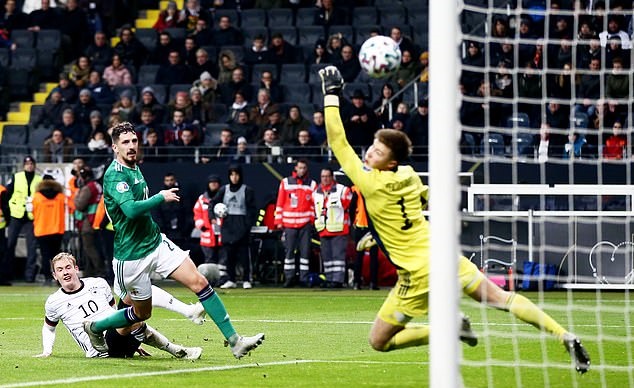 Phút 90'+1, Julian Brandt ấn định chiến thắng chung cuộc 6-1 cho Đức với pha dứt điểm làm bó tay thủ thành Bailey Peacock-Farrell.