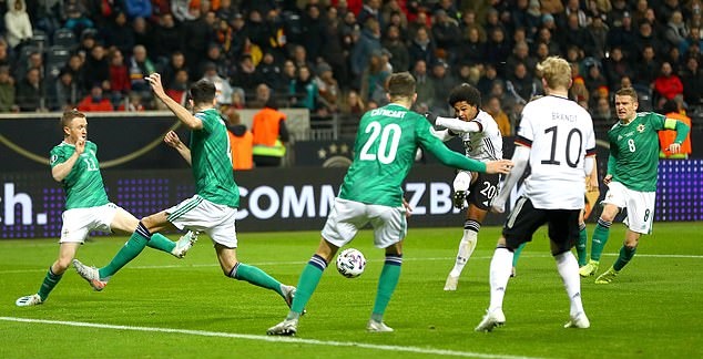 Hệ thống phòng ngự Bắc Ireland có một ngày làm việc vất vả.