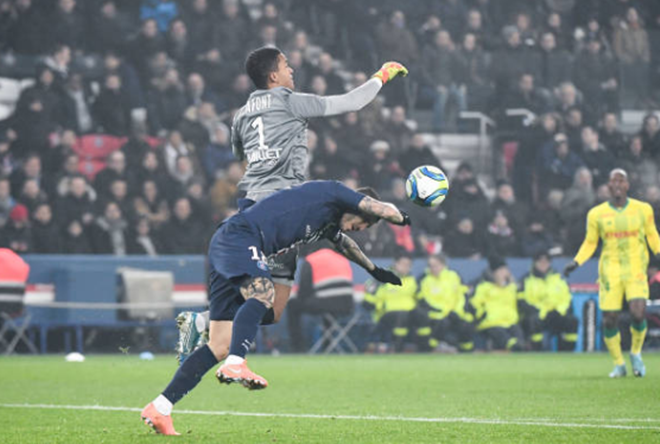 Tình huống tiền đạo Mauro Icardi bị thủ thành Alban Lafont phạm lỗi trong vòng cấm địa dẫn đến quả 11m của Neymar.