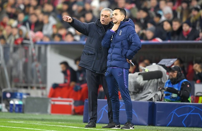 Jose Mourinho thường túc trực ngoài đường biên cùng các trợ lý.