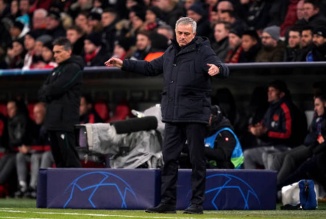 Vẻ mặt tiếc nuối của cựu HLV Man United.