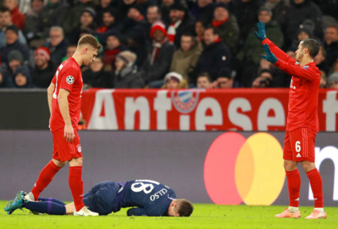 Pha xô xát giữa Joshua Kimmich và Giovani Lo Celso. Cả hai đều phải nhận thẻ vàng sau tình huống này.