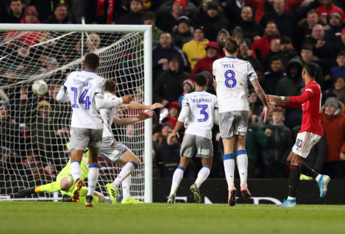 Bước sang hiệp thi đấu thứ 2, Man United sớm có niềm vui chiến thắng. Phút thứ 51, xuất phát từ một pha dàn xếp tấn công nhanh, Matic phất đường chuyền dài chuẩn xác cho Rashford. Tiền đạo người Anh bứt tốc, ngoặt bóng trước khi dứt điểm tung lưới Colchester United.