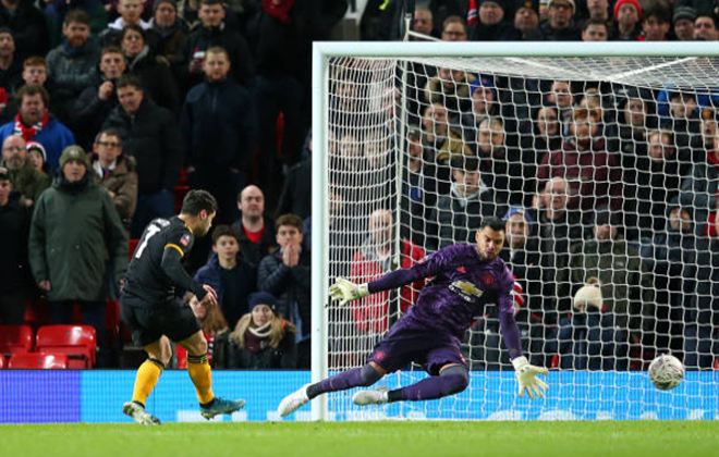 Man United tiếp đón Wolves trên sân nhà Old Trafford ở trận đá lại vòng 3 FA Cup 2019/2020. Bất ngờ xảy ra ở phút thứ 10, khi Fred thiếu quan sát trước khi sút thẳng bóng vào người Matic. Jimenez nhanh chân chuyền bóng cho Neto dứt điểm làm tung lưới Romero. Mặc dù vậy, sau khi tham khảo công nghệ VAR, trọng tài chính không công nhận bàn thắng của Wolves do lỗi để tay chạm bóng trước đó của Jimenez.