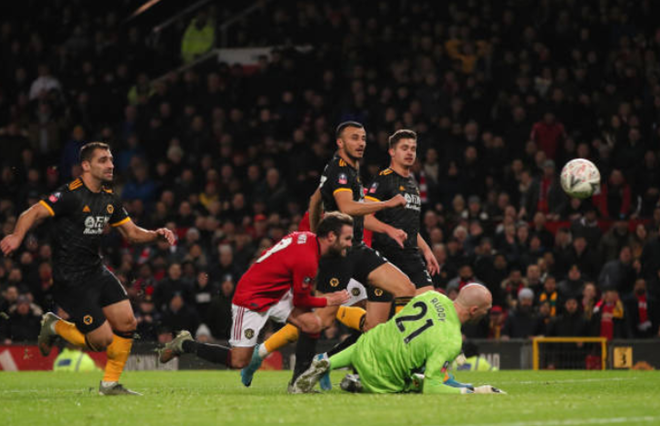 Tấn công nhiều, sở hữu các cơ hội nguy hiểm; thế nhưng cả Man United và Wolves đều không thể tận dụng thành công. Kết thúc 45 phút đầu tiên, hai đội tạm rời sân với tỷ số hòa không bàn thắng. Sau giờ nghỉ giải lao, kịch bản ở hiệp một được tái lập. Wolves mong muốn giải quyết trận đấu trong 90 phút thi đấu chính thức.