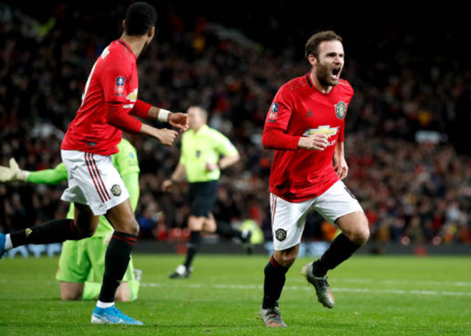 Trong bối cảnh Wolves dâng cao tấn công, Man United bất ngờ được hưởng lợi nhờ một tình huống phản công nhanh xuất sắc. Phút thứ 67, Martial đi bóng xuất sắc, loại bỏ sự đeo bám của các hậu vệ Wolves trước khi chuyền bóng thuận lợi cho Mata dứt điểm tung lưới John Ruddy.