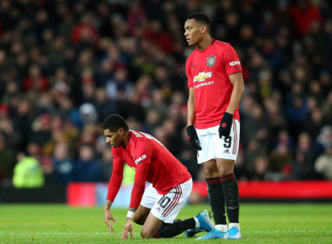Dù đã rất cố gắng tiếp tục thi đấu nhưng Rashford đành bất lực trước cơ thể của mình.