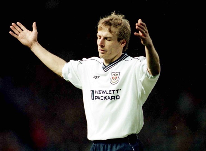 7. Jurgen Klinsmann. Klinsmann là một trong số các tiền đạo được yêu thích nhất tại Tottenham Hotspur. Mùa giải 1997/1998, danh thủ người Đức ghi 9 bàn sau 15 trận, qua đó giúp Gà trống trụ hạng thành công.