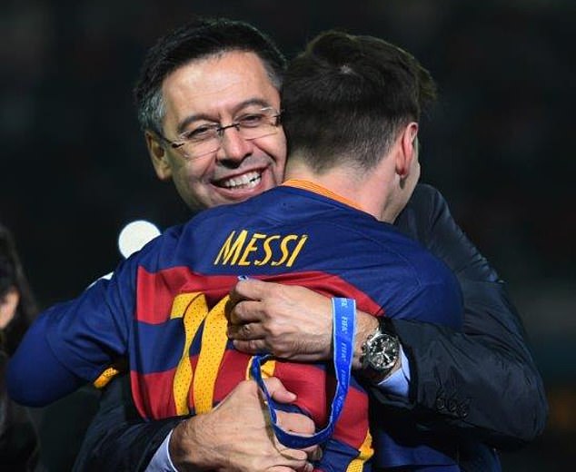 Messi và Chủ tịch CLB Barcelona, Josep Maria Bartomeu.