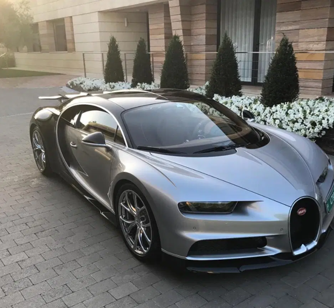 1. Bugatti Chiron (2.15 triệu bảng). Năm 2017, người hâm mộ có một phen xôn xao khi Cristiano Ronaldo mang về nhà chiếc Bugatti Chiron màu xám tuyệt đẹp. Siêu xe này có khả năng đạt vận tốc 260 dặm/h; tăng tốc từ 0 đến 60km chỉ trong vòng 2.5 giây.