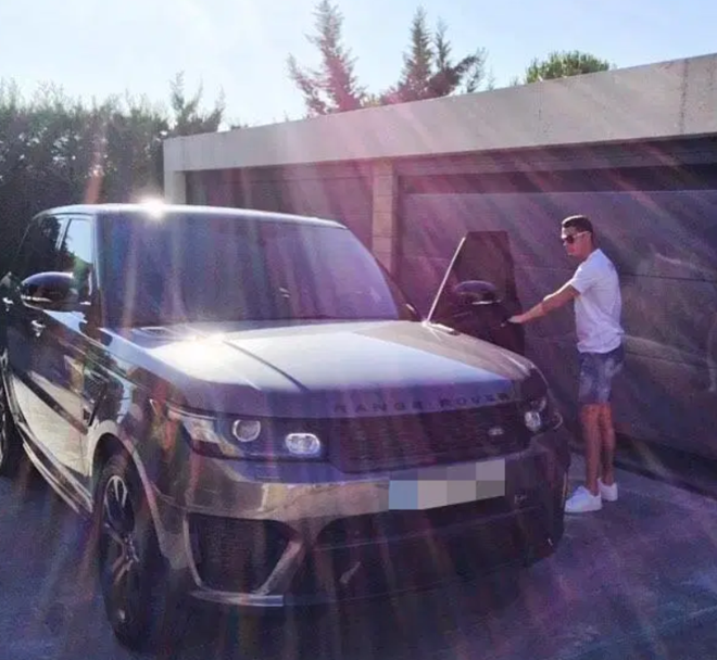 7. Range Rover Sport (100 nghìn bảng). Đây là dòng xe được sở hữu bởi các chủ nhân giàu có và nổi tiếng. CR7 thường lái chiếc Range Rover Sport đến sân tập tại Torino.