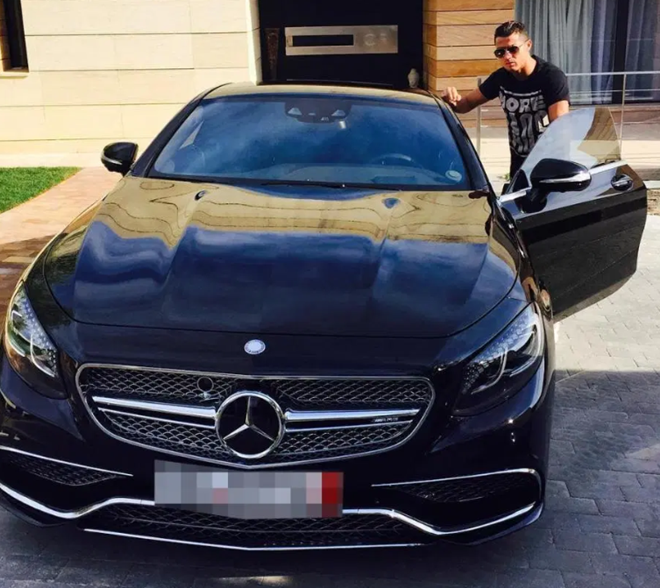8. Mercedes-AMG GLE 63 (127 nghìn bảng). Ronaldo tậu chiếc Mercedes-AMG GLE 63 vào dịp Giáng sinh năm  2016. Chiếc SUV này có công suất 612 mã lực, tốc độ tối đa đạt 155 dặm/h.