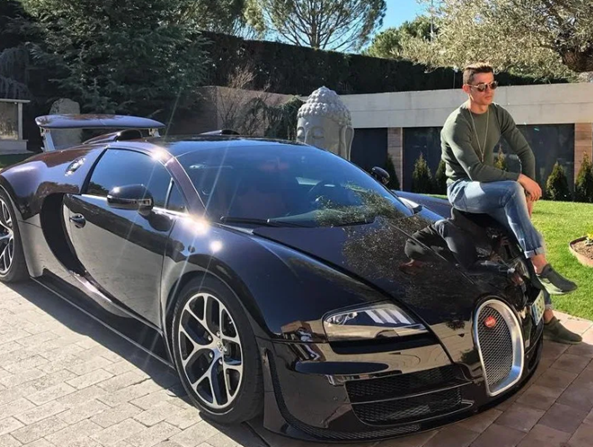 2. Bugatti Veyron (1.7 triệu bảng). Trên toàn thế giới, chỉ có khoảng 450 chiếc Bugatti Veyron được sản xuất. Do đó, CR7 cho thấy sự khao khát khi mang về gara cá nhân một chiếc Bugatti Veyron có mức giá 1.7 triệu bảng. Siêu sao người Bồ tậu Bugatti Veyron sau khi đăng quang danh hiệu EURO 2016.