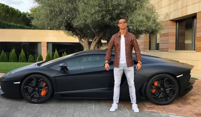 3. Lamborghini Aventador (260.040 nghìn bảng). Sở thích sưu tập siêu xe của CR7 chưa bao giờ là đủ. Cùng thời điểm mang về Bugatti Veyron, cựu sao Real Madrid cũng nhanh chân sở hữu 1 chiếc Lamborghini Aventador.