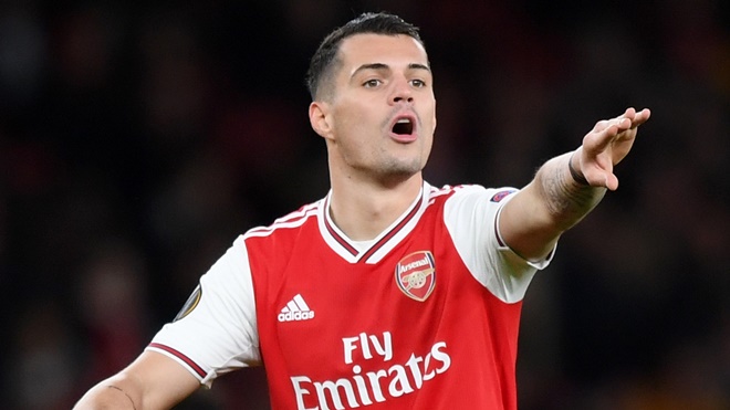 7. Tiền vệ trung tâm: Granit Xhaka. Bỏ lại sau lưng những tai tiếng bên ngoài sân cỏ, ngôi sao người Thụy Sĩ là một chiến binh gai góc, đầy khát khao mỗi khi có cơ hội ra sân.