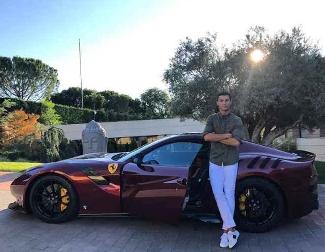 Ronaldo sở hữu siêu xe nổi tiếng này vào năm 2017. Đây được xem là một trong những con "ngựa sắt" yêu thích nhất của CR7.