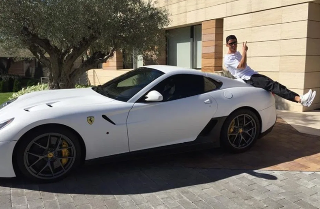Ferrari F12tdf có tốc độ tối đa 211 dặm/h; tăng tốc từ 0 lên 62km chỉ trong vòng 2.9 giây.