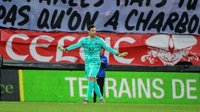 Từ vị trí số 1 tại Sevilla, Rico phải đứng sau Navas ở PSG.