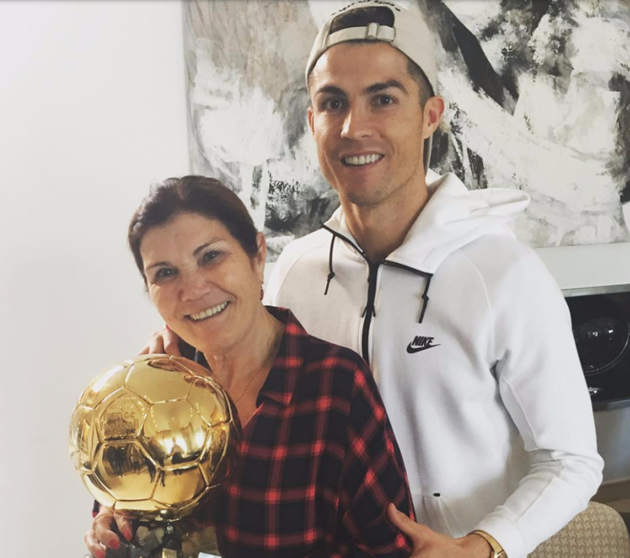 Bà Dolores tiết lộ từng có ý định phá bỏ thai kỳ khi mang thai Ronaldo vì kinh tế sa sút. Bác sĩ quyết định từ chối làm việc này, nhờ thế chúng ta được chứng kiến một Ronaldo xuất chúng trên sân cỏ hiện tại.