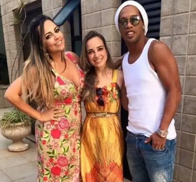 Ronaldinho chính thức từ giã sân cỏ vào năm 2018. Bắt đầu từ đây, anh sa đà vào các vụ tai tiếng thường xuyên. Từng có thời điểm, cựu cầu thủ 39 tuổi bị đồn đoán kết hôn cùng 1 lúc với 2 người phụ nữ: Beatriz Souza (trái) và Priscilla Coelho (ở giữa).