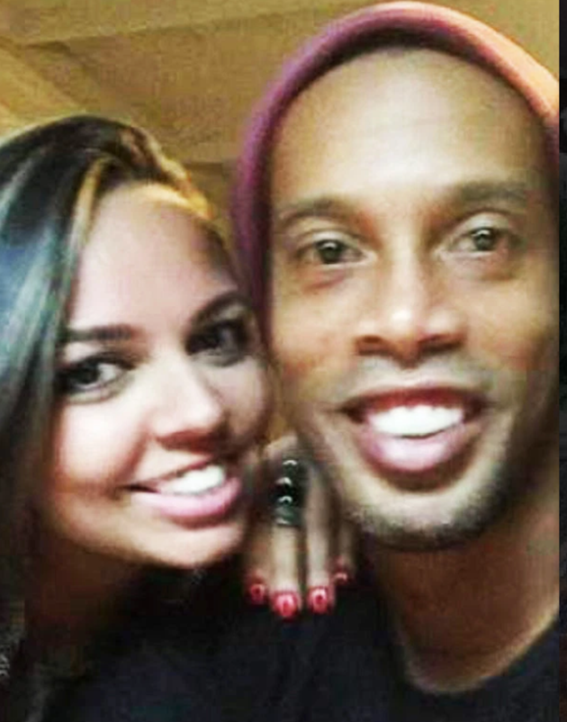 Priscilla Coelho chia tay Ronaldinho sau mối tình lãng mạn kéo dài 6 năm. Danh thủ người Brazil bác bỏ thông tin từ tờ báo O Dia cho rằng anh dự định kết hôn cùng 1 lúc với 2 người phụ nữ. Sau khi chấm dứt mối quan hệ, Priscilla đã đâm đơn kiện và yêu cầu chia khối tài sản trị giá 70 triệu bảng của Ronaldinho.