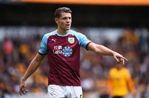 Trung vệ: James Tarkowski (Burnley). Tarkowski là bức tường thành vững chắc nơi hàng thủ Burnely. Cầu thủ người Anh mang đến sự bảo vệ vững vàng trước khung thành  The Clarets với trung bình 5.1 pha phá bóng mỗi trận đấu. Chắc chắn HLV trưởng Tam Sư Gareth Southgate phải quan tâm đến Tarkowski cho VCK EURO 2021.