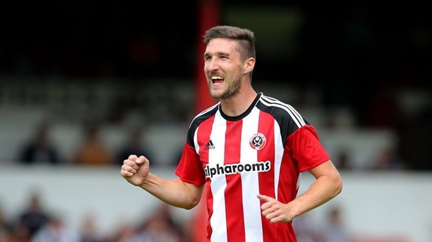 Trung vệ: Chris Basham (Sheffield United). Tân binh Sheffield United sở hữu thành tích phòng ngự tốt thứ nhì tại Premier League mùa này sau Liverpool với tổng cộng 25 bàn thua. Basham là nhân tố đóng vai trò quan trọng bậc nhất giúp đội nhà vững vàng ở khía cạnh phòng thủ với sự chắc chắn, điềm tĩnh ở các tình huống phòng ngự.