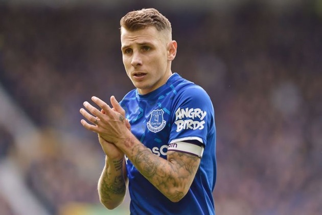 Hậu vệ trái: Lucas Digne (Everton). Digne giúp Everton sở hữu một mũi xuyên phá lợi hại ở hành lang cánh trái với 5 kiến tạo, 52 cơ hội nguy hiểm cho các đồng đội. Dù bị đánh giá thấp, thế nhưng những đóng góp của cựu sao Barcelona rất đáng ghi nhận.