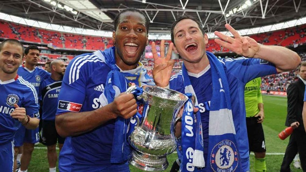 10. Didier Drogba (Chelsea). "Voi rừng" trở thành 1 tượng đài trên hàng công The Blues: 254 lần xỏ giày ra sân, 104 bàn thắng, 54 pha kiến tạo cho đồng đội. Drogba có 4 lần đoạt danh hiệu Premier League, 2 lần là Vua phá lưới giải đấu.
