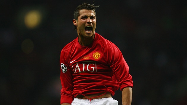 8. Cristiano Ronaldo (Man United). Có thể xem đội chủ sân Old Trafford đã nâng tầm siêu sao người Bồ Đào Nha một cách rõ rệt. Ronaldo chủ yếu thi đấu trong vai trò cầu thủ chạy cánh tại Man United với cú đúp danh hiệu cao quý năm 2008: Premier League và Champions League.