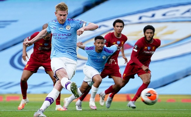 Trọng tài chính ngay lập tức chỉ tay vào chấm 11 mà không cần tham khảo công nghệ VAR. Kevin de Bruyne bình tĩnh đánh bại thủ thành Alisson Becker, mở tỷ số cho Man City.