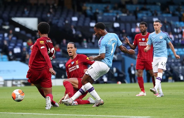 Nhận bàn thua từ khá sớm, các nhà vô địch EPL tràn lên phần sân đối phương nhằm tìm kiếm bàn gỡ hòa. Thế nhưng, các pha dứt điểm của họ tỏ ra không hiệu quả. Phút thứ 35, Sterling tiếp tục gieo sầu cho Liverpool.