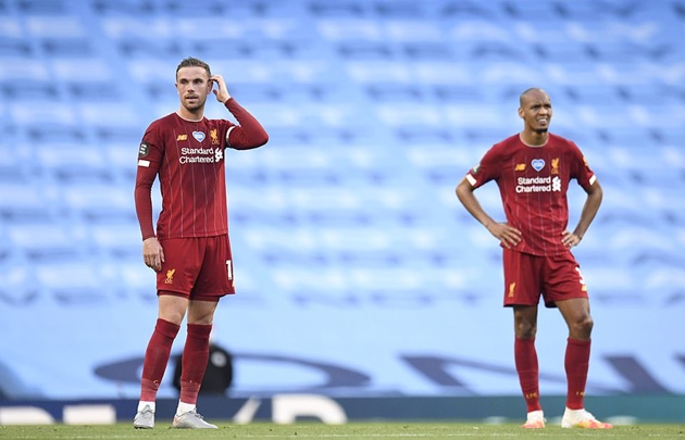 Liverpool có trận đấu đầu tiên sau chức vô địch hết sức thất vọng khi hàng thủ lộ ra nhiều sai lầm chết người.