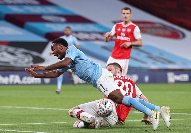 Các ngôi sao Man City yêu cầu trọng tài chính cho hưởng quả 11m trong tình huống Shkodran Mustafi đốn ngã Sterling trong vòng cấm Arsenal. Thế nhưng, sao khi tham khảo công nghệ VAR, vị vua áo đen Jonathan Moss quyết định không có penalty.