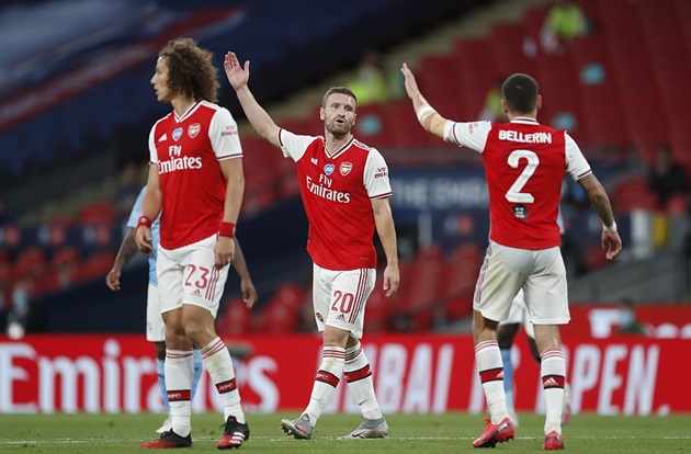 Hàng thủ Arsenal trải qua 90 phút thi đấu chặt chẽ, bọc lót khá tốt và kịp thời. Một hình ảnh hiếm thấy ở mùa giải năm nay.