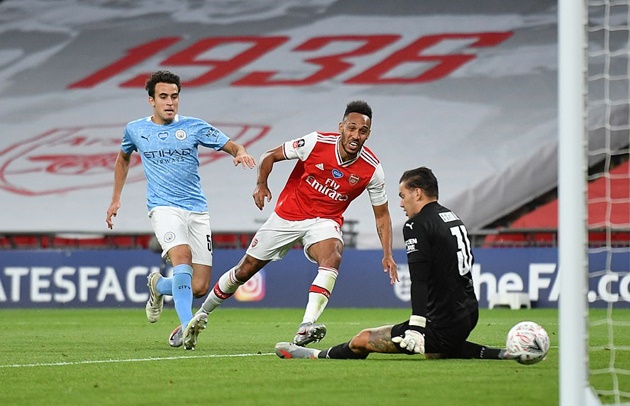 Phút thứ 71, Kieran Tierney tung đường kiến tạo từ cánh trái giúp Aubameyang có tình huống thoát xuống đối mặt với Ederson. Tiền đạo người Gabon đã không bỏ lỡ cơ hội ngon ăn khi "xâu kim" thành công thủ thành người Brazil.