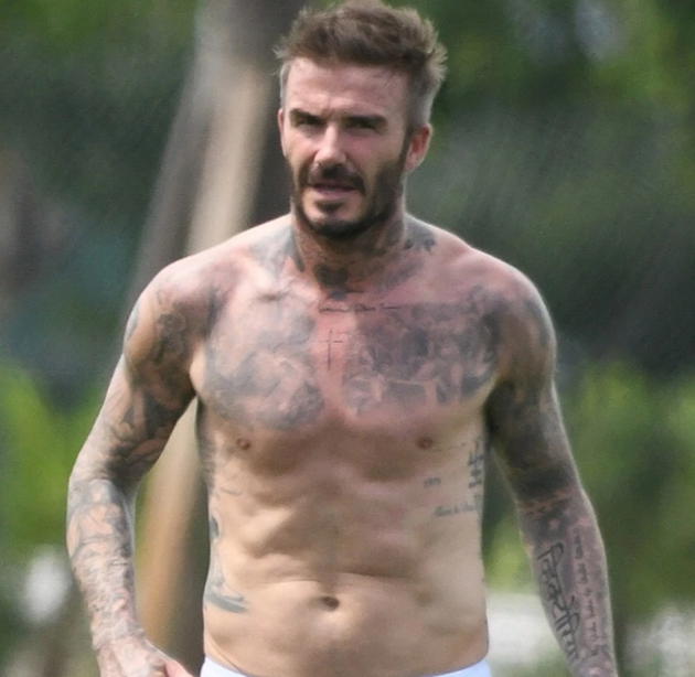1. David Beckham. Cựu danh thủ David Beckham vẫn giữ vóc người săn chắc dù đã giải nghệ trong màu áo PSG 7 năm trước. Beckham hiện là chủ sở hữu của CLB bóng đá Inter Miami thi đấu tại MLS, là cổ đông của đội bóng Salford City. Tên tuổi của cựu sao Man United vẫn chưa bao giờ hết hot.
