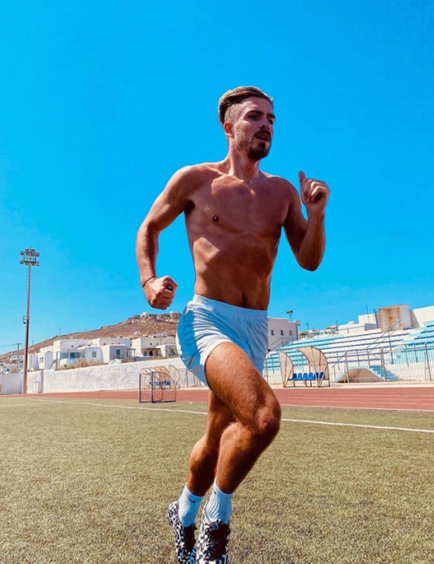 Ngôi sao Jack Grealish dành thời gian tập luyện trên đảo.