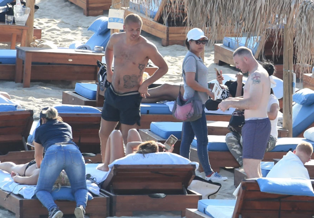 Wayne Rooney tắm nắng tại Mykonos vào năm 2017. Vào ban đêm, các du khách có thể hòa mình, vui chơi, giải trí tại các địa điểm đầy sôi động như Paradise, Super Paradise, và Paraga.