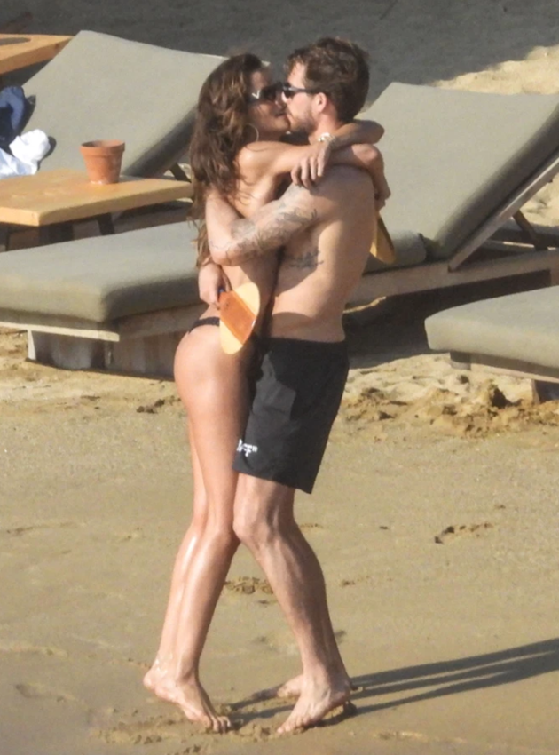 Thủ thành Kevin Trapp và bạn gái Izabel Goulart trao cho nhau nụ hôn lãng mạn bên bờ biển.