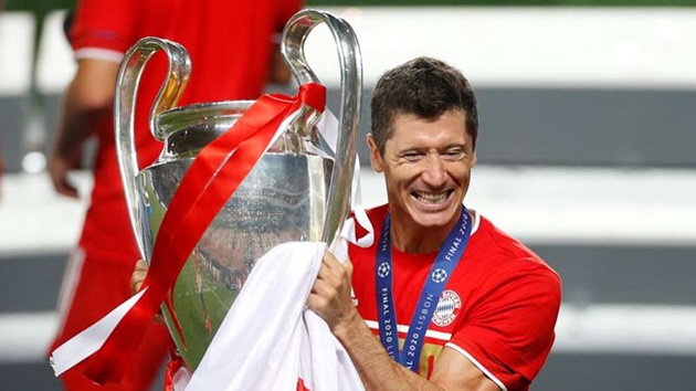 11. Tiền đạo cắm: Robert Lewandowski (Bayern Munich). Sát thủ người Ba Lan đóng góp 15 bàn thắng sau 11 trận đấu, là cây săn bàn chủ lực của nhà tân vô địch Champions League.