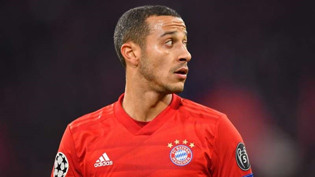 7. Tiền vệ: Thiago Alcantara (Bayern Munich). Ngôi sao người Tây Ban Nha là át chủ bài nơi tuyến giữa của Hùm xám xứ Bavaria. Thiago trở thành trạm trung chuyển bóng, điều tiết nhịp độ trận đấu với tổng cộng 832 đường chuyền, đạt tỷ lệ chính xác 91%.