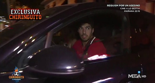 Ngay sau chiếc xe của Messi rời khỏi nhà hàng, cánh báo chí cũng bắt gặp Suarez chạy nối theo sau. Được biết, nhà hàng này tọa lạc tại thành phố Barcelona. M10 cho rằng mình có quyền kích hoạt điều khoản ra đi theo dạng chuyển nhượng tự do được ghi trong hợp đồng.